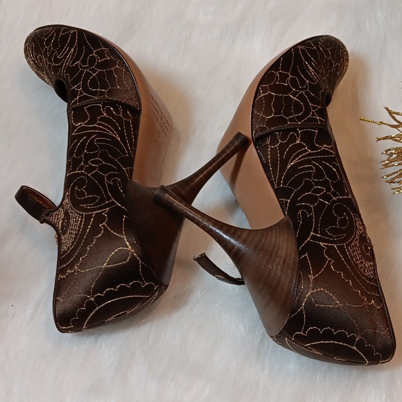 ISABELLA FLORA GOLD & BROWN SHOE - Picture 7 of 7